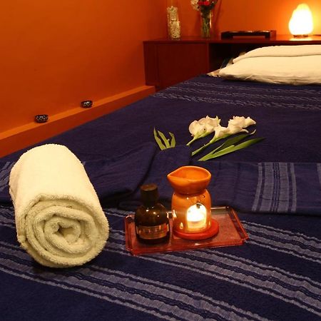 Avari Tower Karatschi Exterior foto A massage table