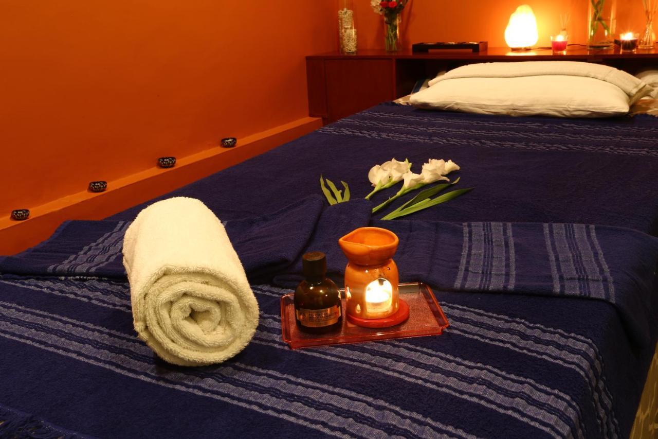 Avari Tower Karatschi Exterior foto A massage table
