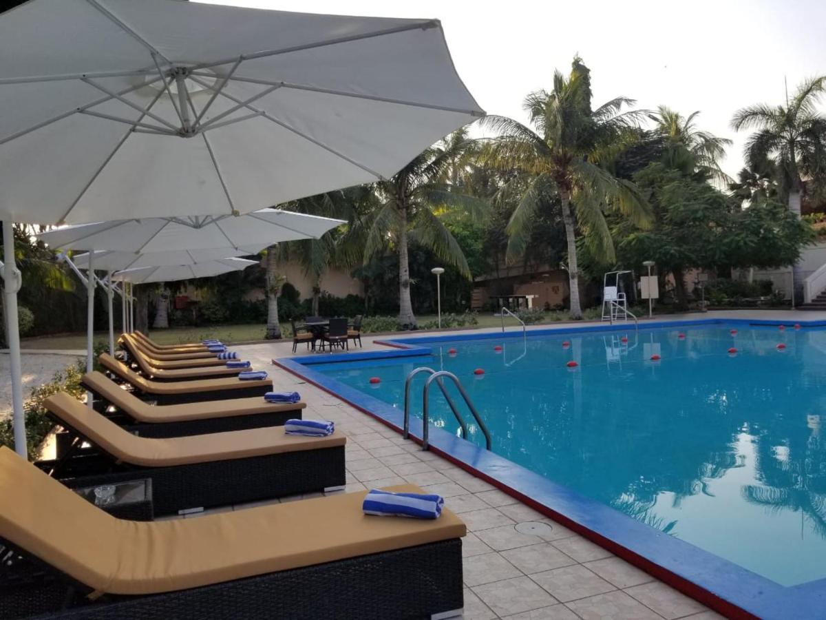 Avari Tower Karatschi Exterior foto The pool at the Serena Hotel