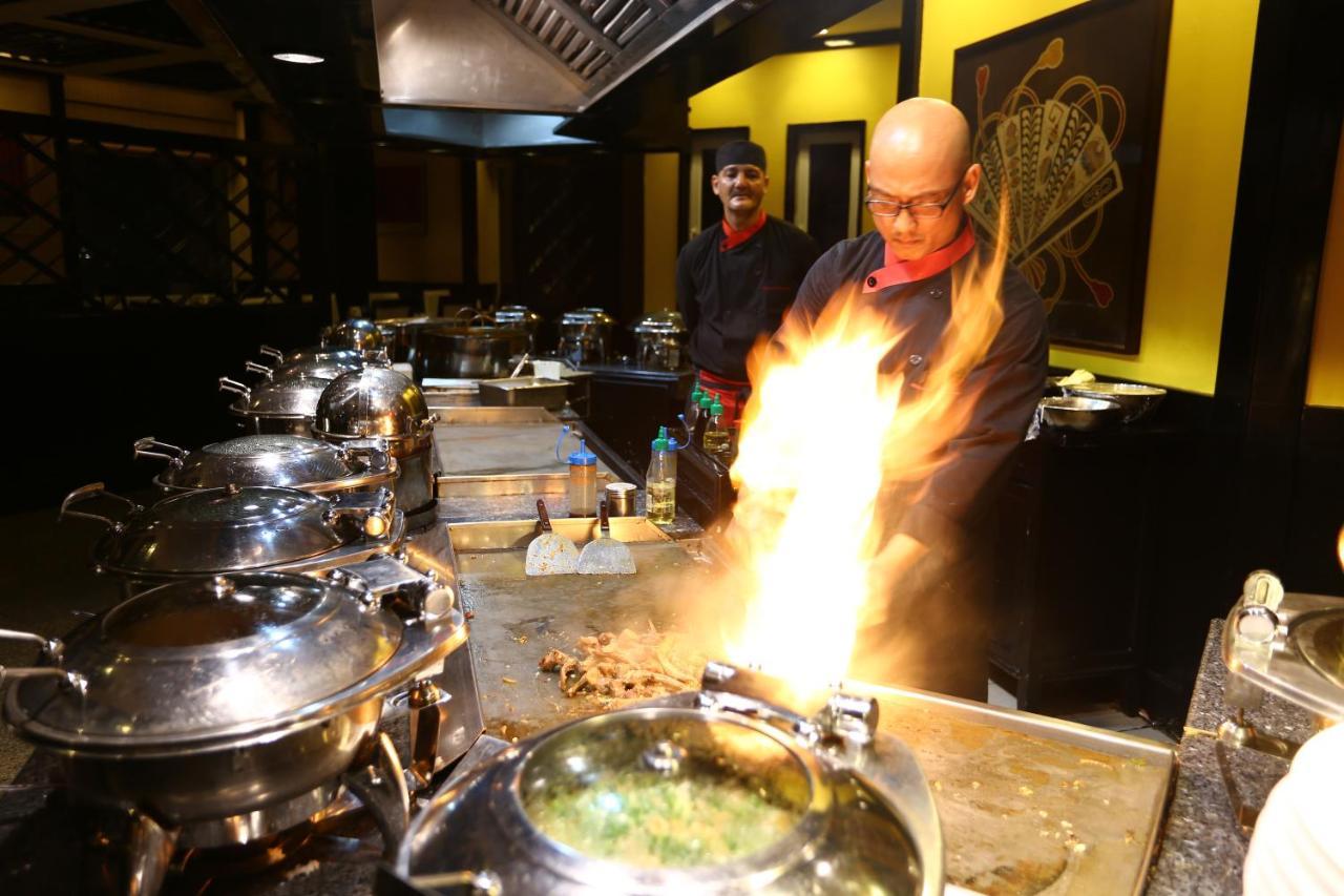 Avari Tower Karatschi Exterior foto A chef cooking with a blowtorch