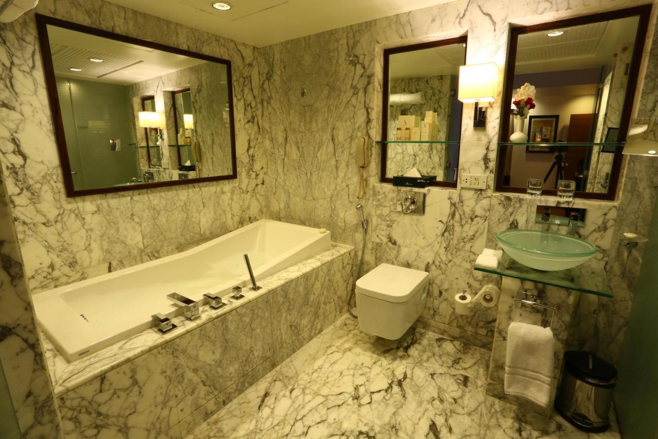 Avari Tower Karatschi Exterior foto Bathroom