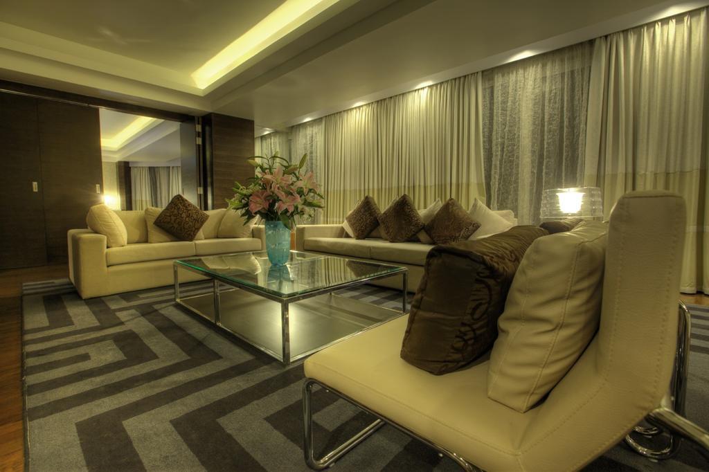 Avari Tower Karatschi Zimmer foto The interior of a suite at the hotel