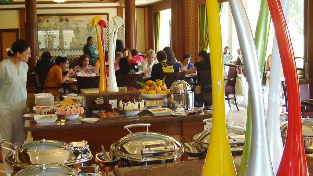 Avari Tower Karatschi Exterior foto A buffet at a hotel