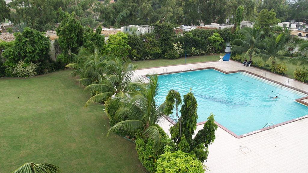 Avari Tower Karatschi Exterior foto Swimming pool at the club