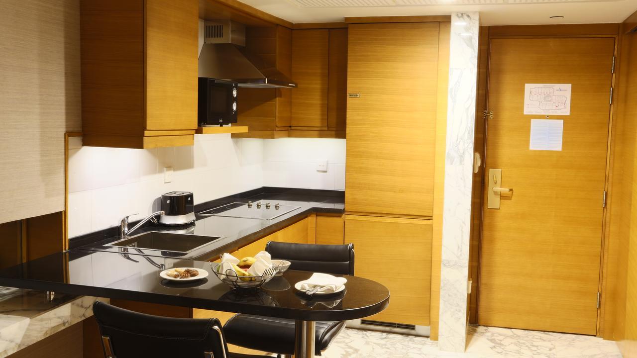Avari Tower Karatschi Exterior foto A kitchen in a suite