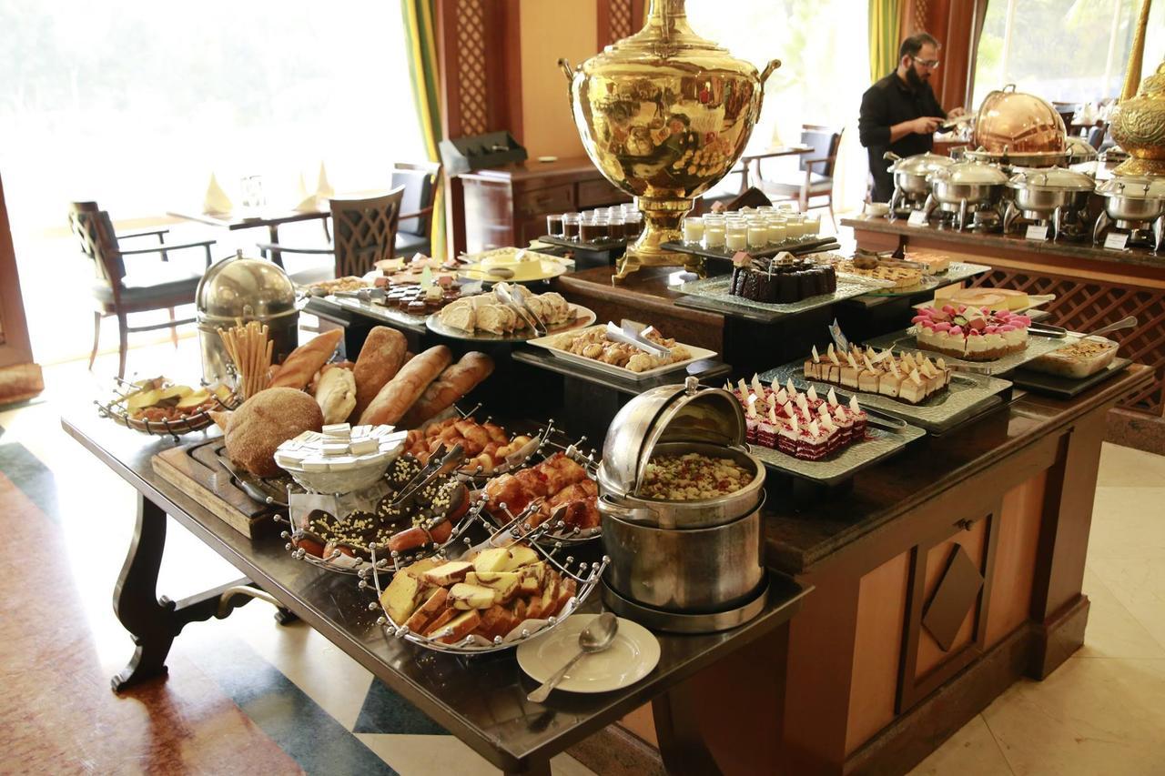 Avari Tower Karatschi Exterior foto A buffet at a hotel
