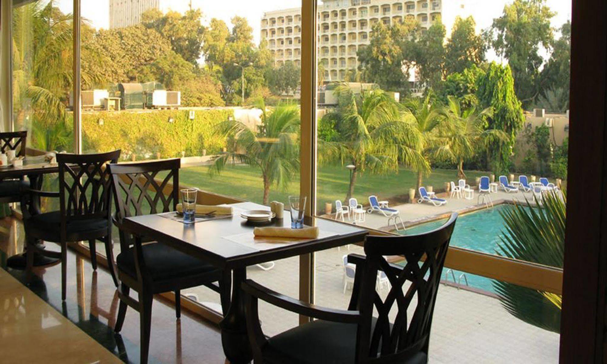 Avari Tower Karatschi Exterior foto The pool at the Grand Hotel