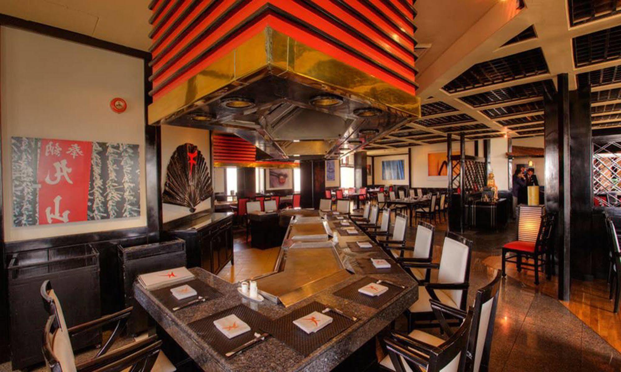 Avari Tower Karatschi Exterior foto The interior of a typical PF Chang's