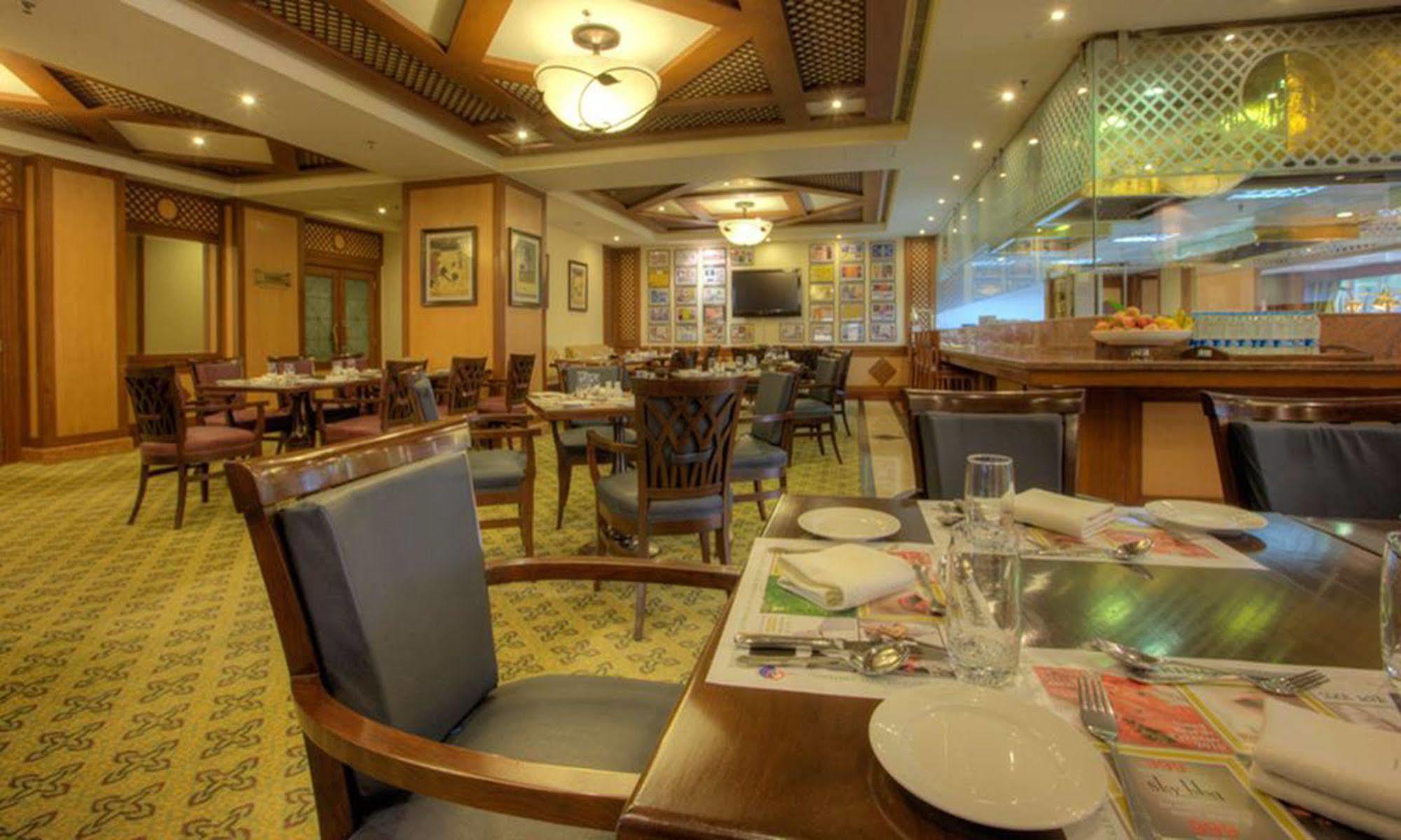 Avari Tower Karatschi Exterior foto The interior of the restaurant