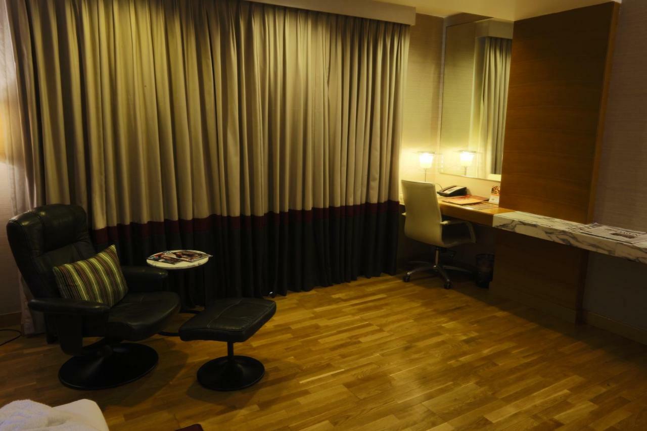 Avari Tower Karatschi Exterior foto A room at the hotel