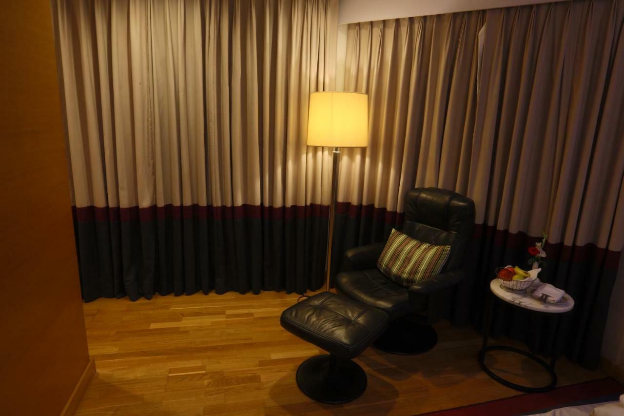Avari Tower Karatschi Exterior foto A room at the hotel