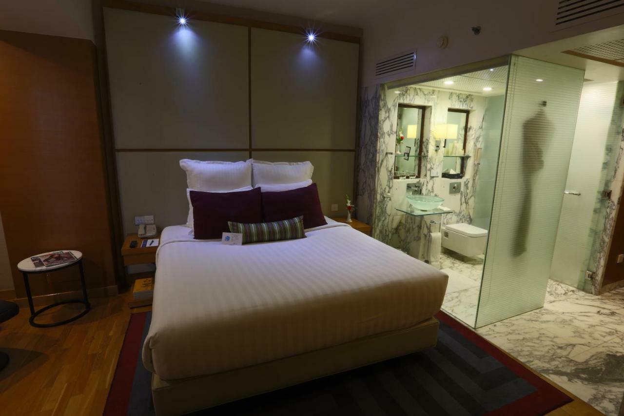 Avari Tower Karatschi Exterior foto A room at the hotel