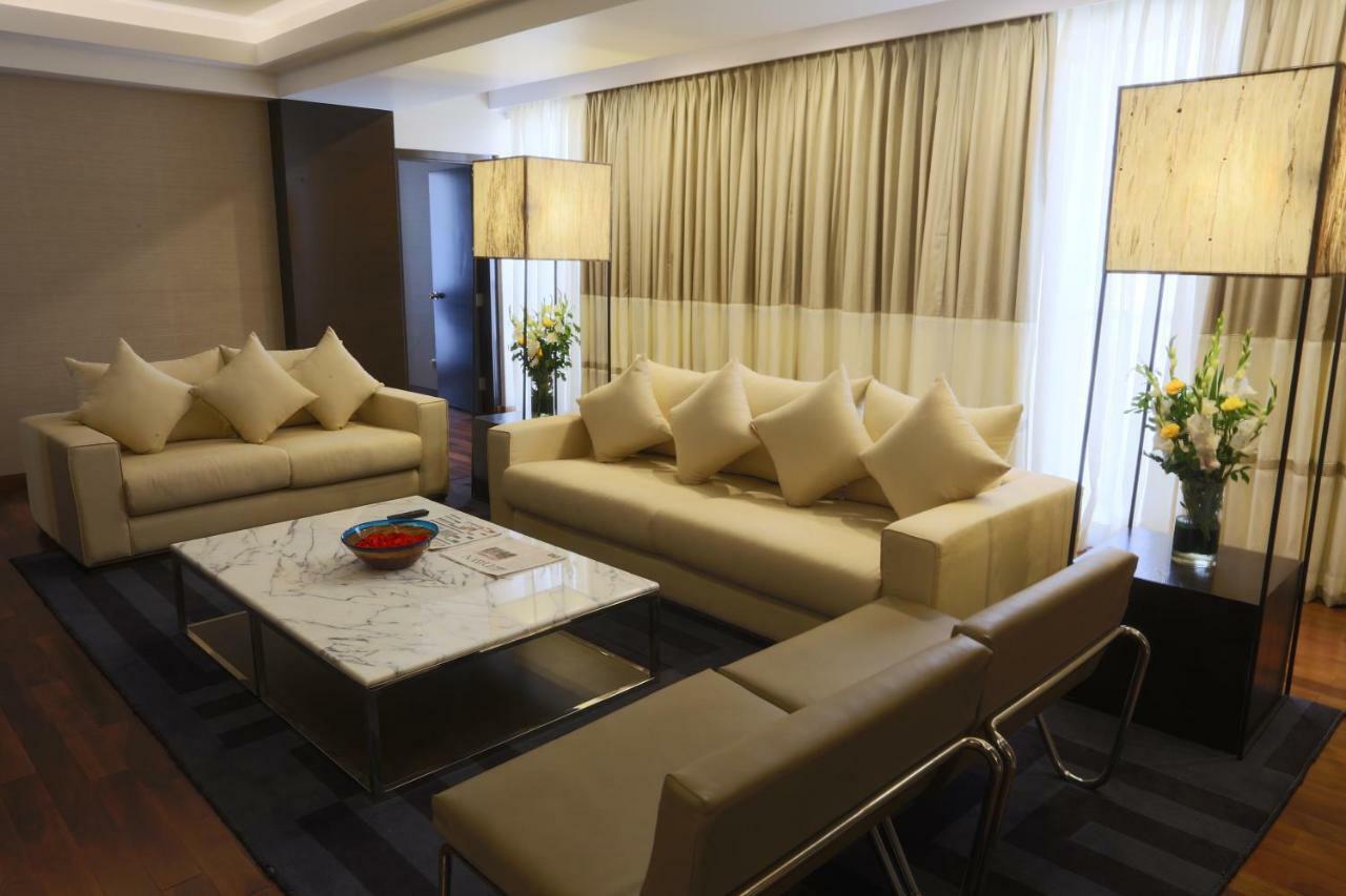 Avari Tower Karatschi Exterior foto A living room in a suite at the Mandarin Oriental, Kuala Lumpur