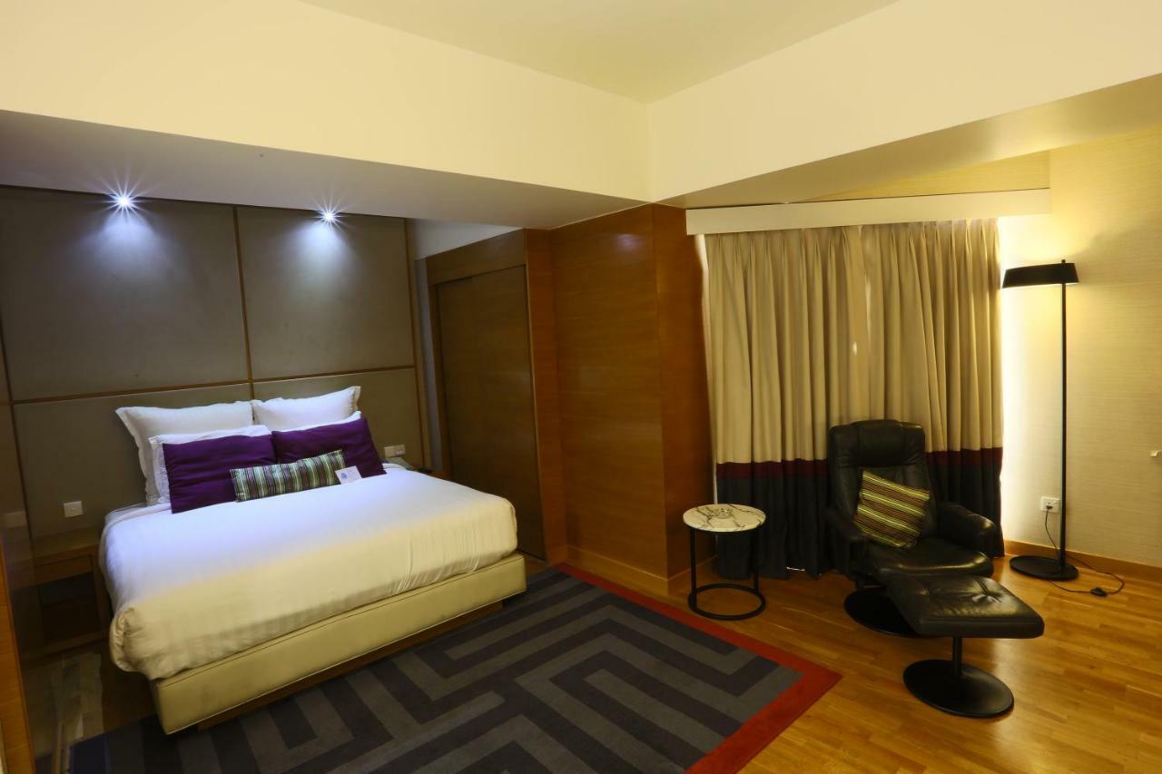 Avari Tower Karatschi Exterior foto A room at the hotel