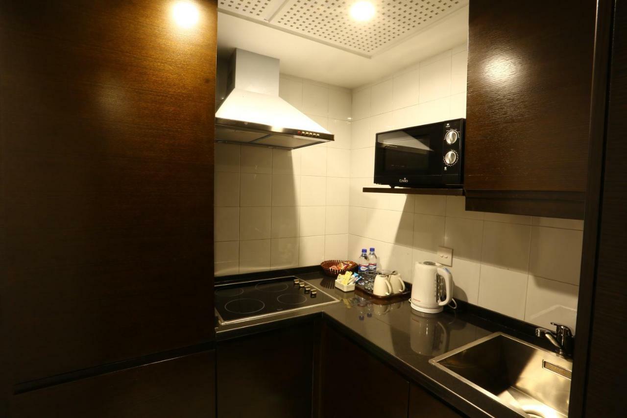 Avari Tower Karatschi Exterior foto A kitchenette in a hotel room